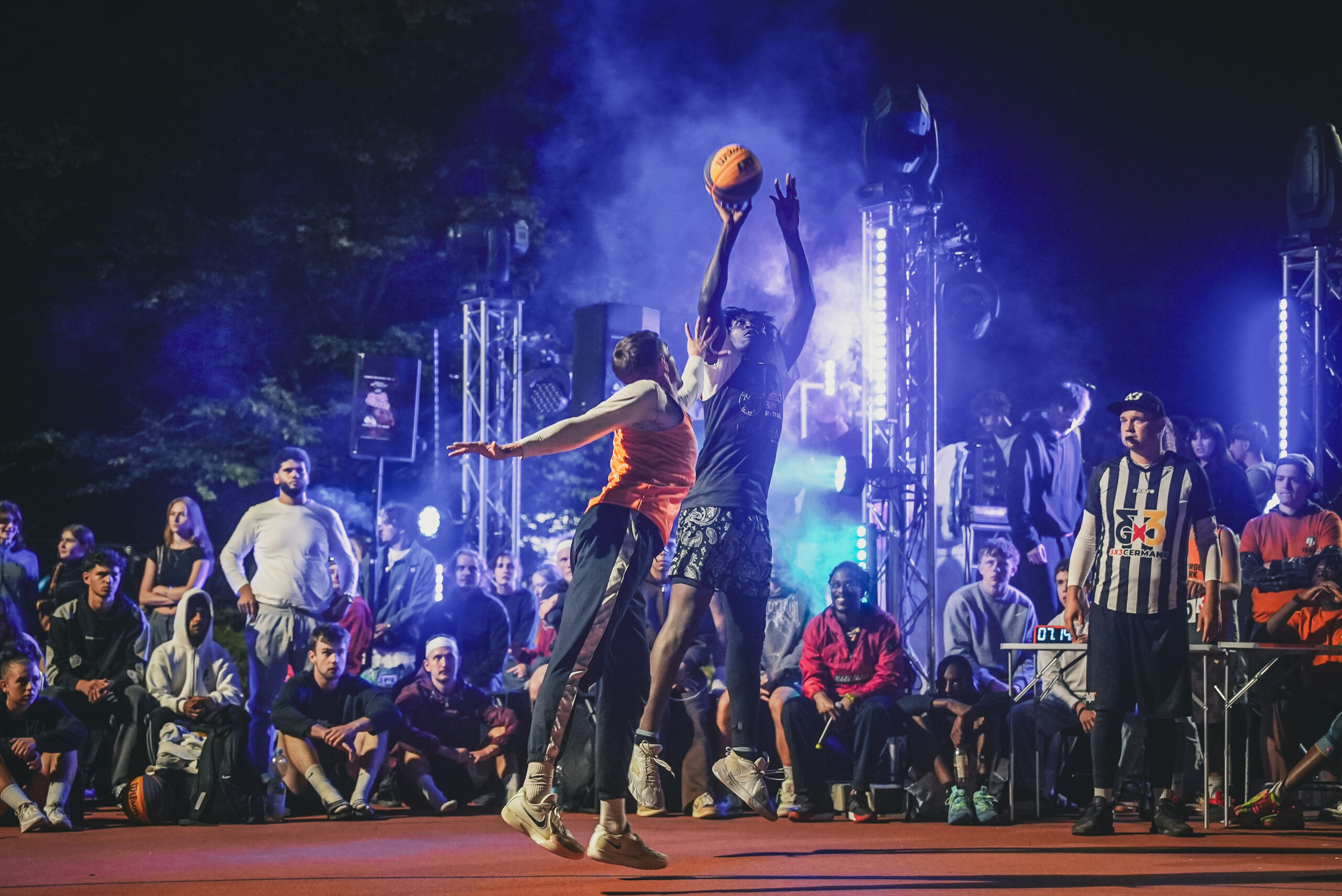 er Bürgerpark lebt von seiner Community: Beim jährlichen Streetball-Turnier verwandelt sich der Court in eine Bühne für Basketball, Kultur und Begegnungen. (Foto: Tobi.visuals)