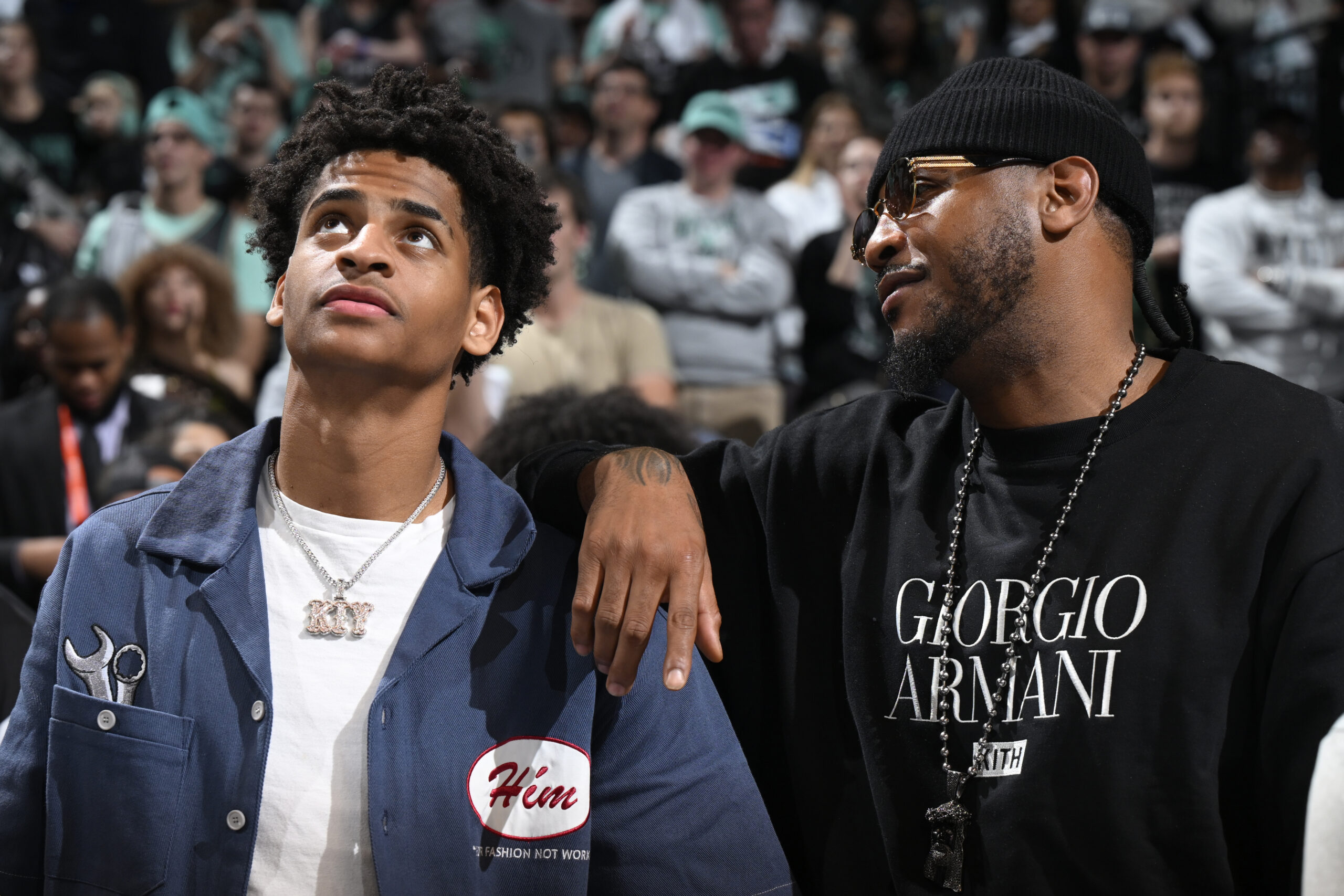 Der nächste große Basketball-Nachname betritt die Bühne: Kiyan Anthony, Sohn von NBA-Legende Carmelo Anthony, startet seine College-Karriere in Syracuse – ausgerechnet dort, wo sein Vater zur Ikone wurde. Doch ist der 18-Jährige mehr als nur der Erbe eines berühmten Namens? Ein Blick auf seinen Werdegang, sein Spiel und die Frage, ob Kiyan Anthony das Zeug hat, seinen eigenen Platz in der NBA zu finden.