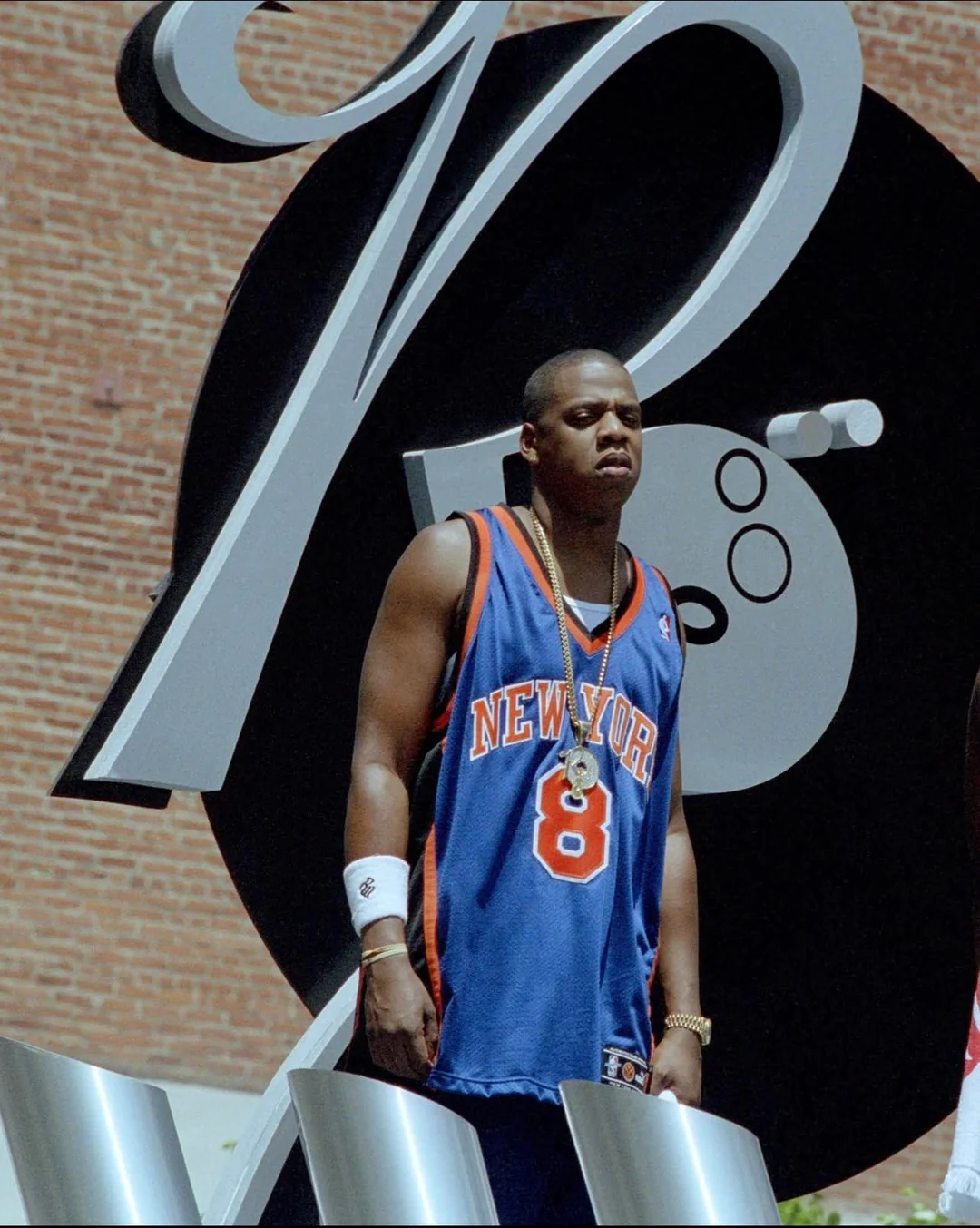 dope-pics-of-jay-z-at-the-knicks-games-and-rocking-knicks-v0-pg85u55t7v6h1.jpg